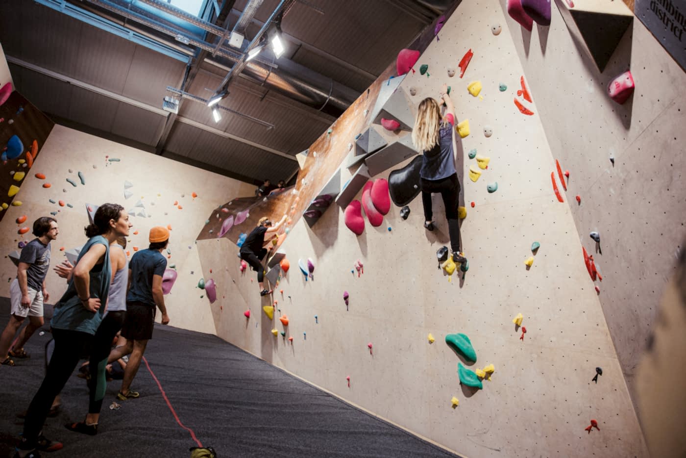 Climbing District - Salle d'escalade à Paris - Neuilly ©Arthur Delicque